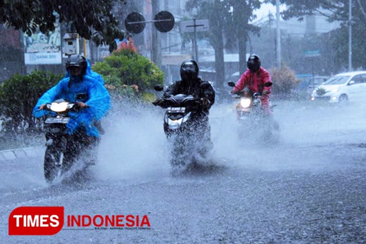 Mudik Lebaran Naik Sepeda Motor, Pilih Jas Hujan dengan Kriteria Ini